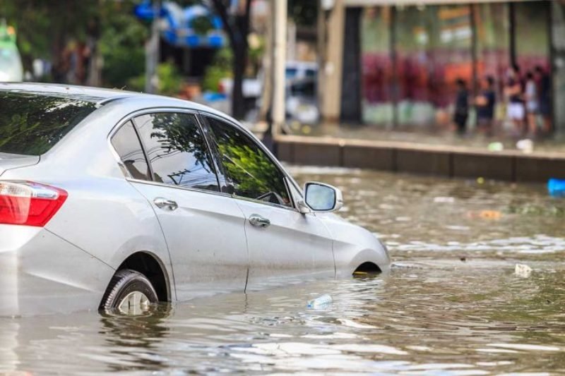 mobil yang terendam banjir